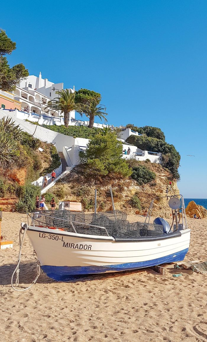Strand met klif in Carvoeiro
