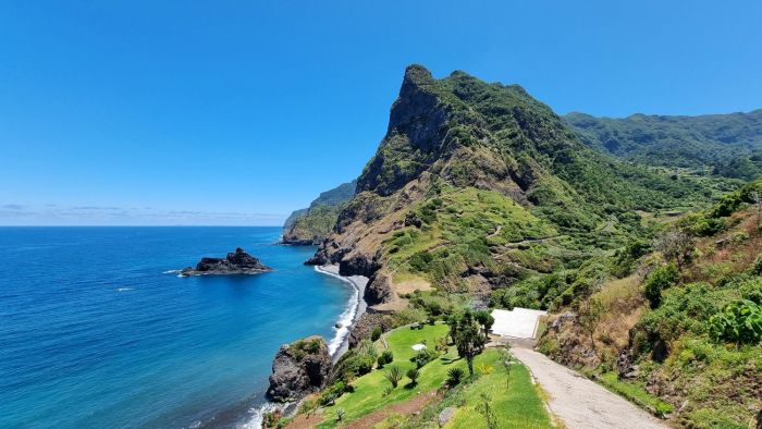 Madeira kustlijn en bergen
