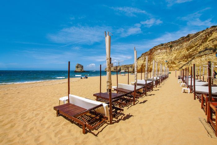 Strand Praia dos caneiros bij Ferragudo
