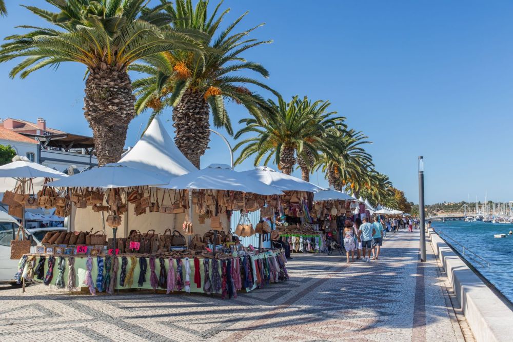 Marktkraampjes langs de kade bij de jachthaven