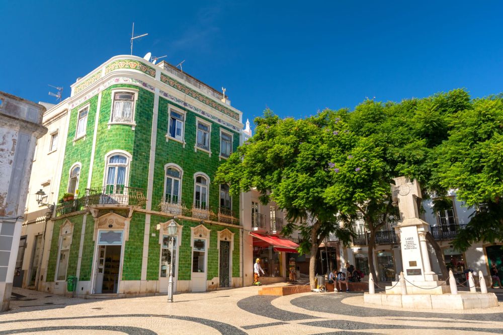 Mooi gebouw in Lagos met Portugese architectuur in