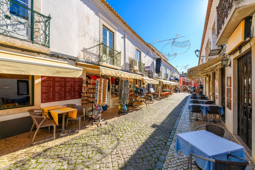 Straatje met bars, restaurants en winkeltjes in Lagos