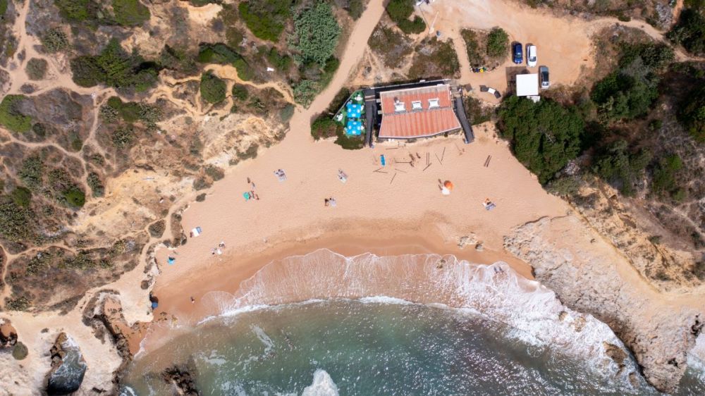 Klein strand Praia dos Aveiros van boven