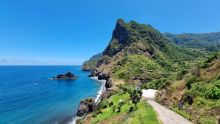Madeira kustlijn met bergen en kliffen