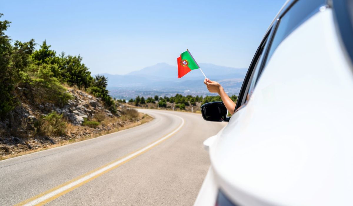 auto op de weg in portugal