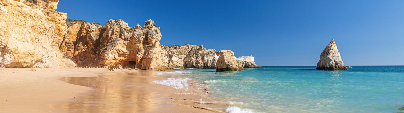 strand met rotskliffen Portugal